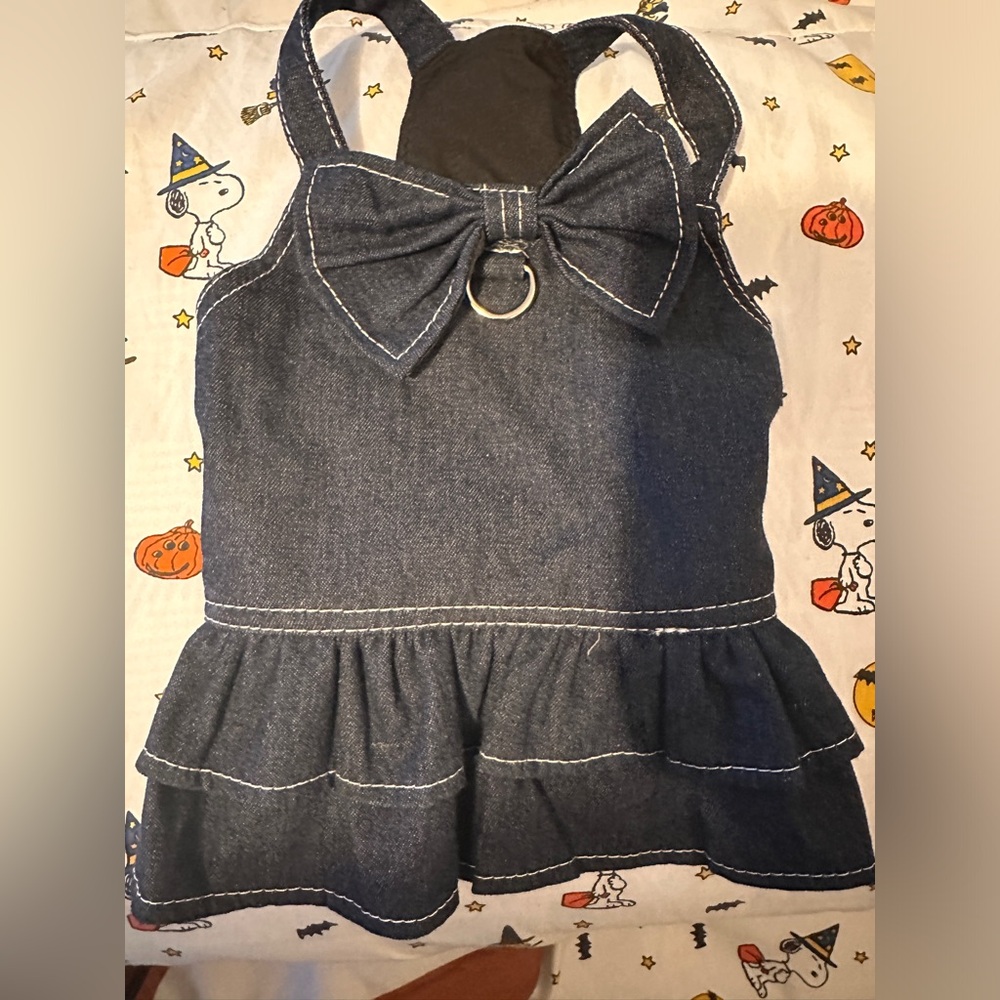 Brand NEW ruffle denim dress for your pup!  Size Medium. Measurement in pictures